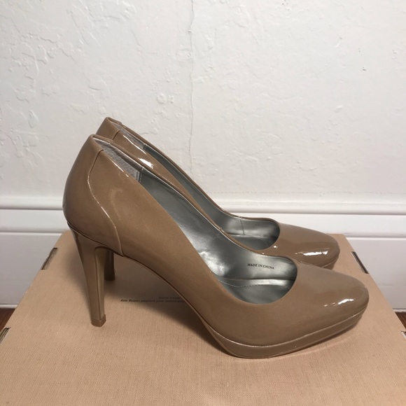 Tahari Nude Heels - Picture 1 of 5